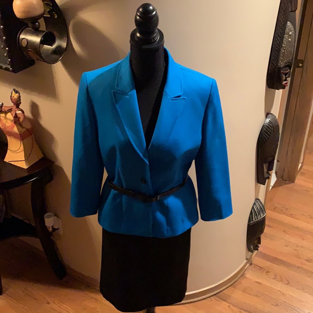 Tahari Size 8, skirt has small back slit and turquoise jacket